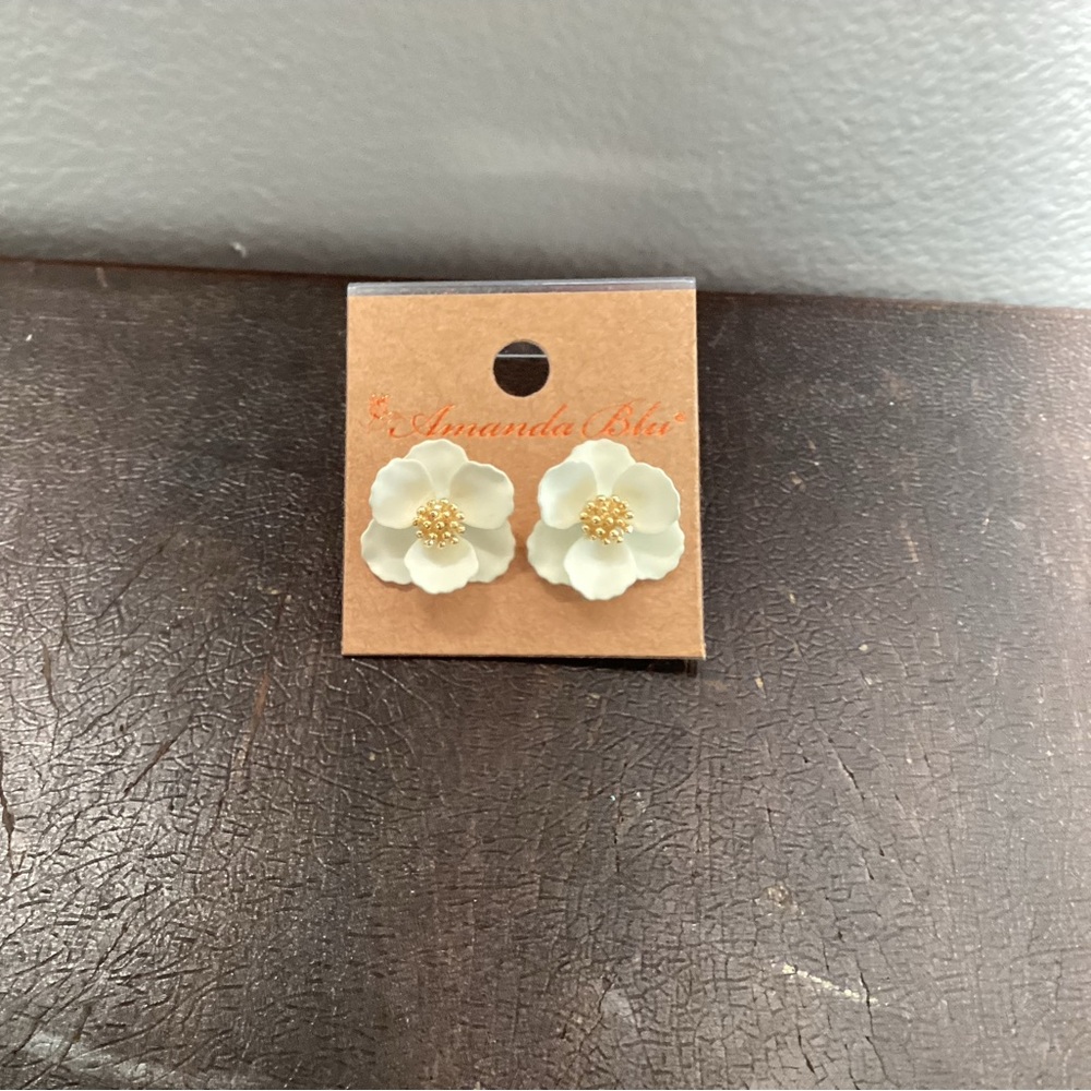 NWT Amanda Blu Floral Earrings